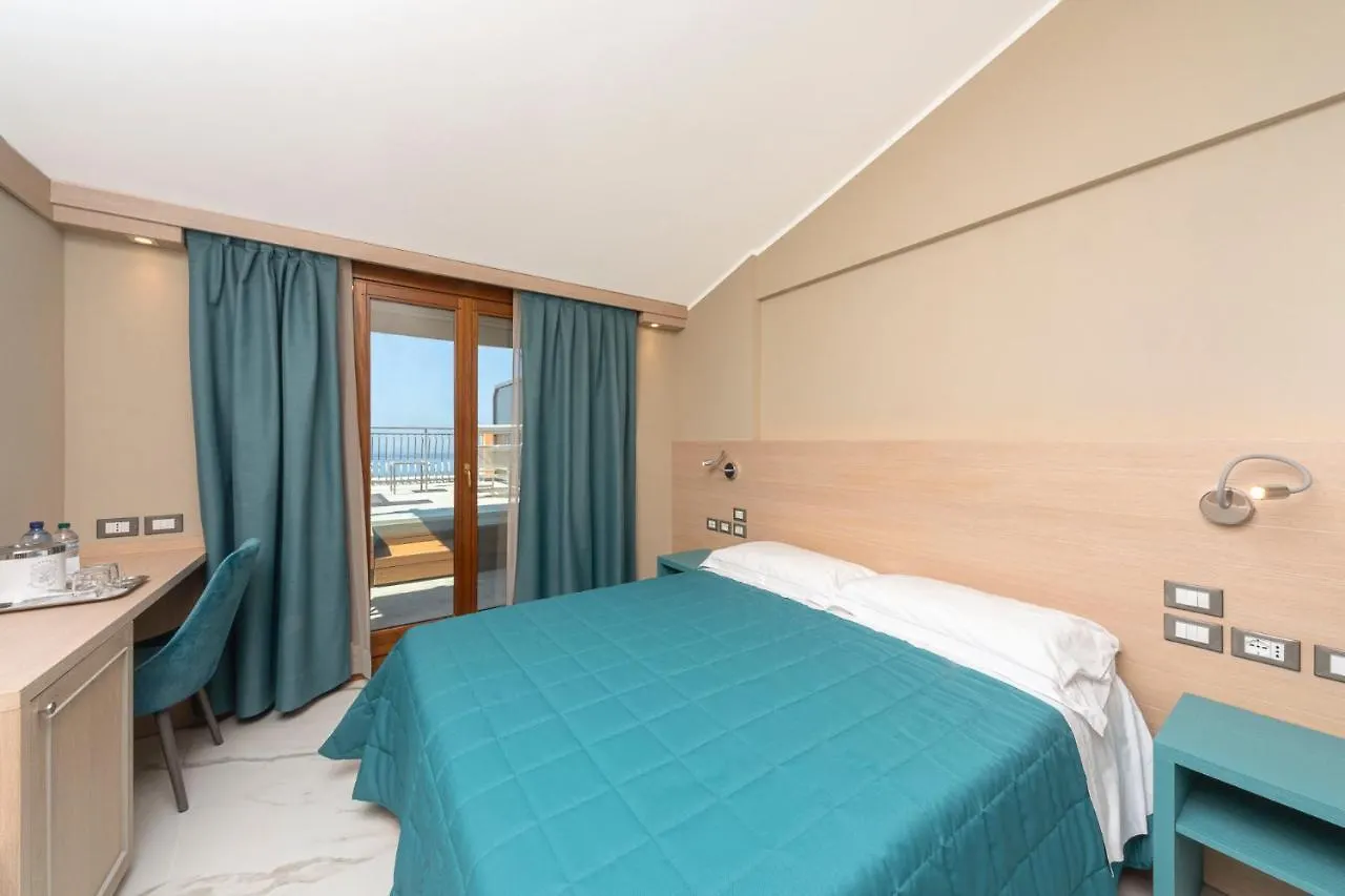 Hotel Porto Roca Monterosso al Mare 4*,